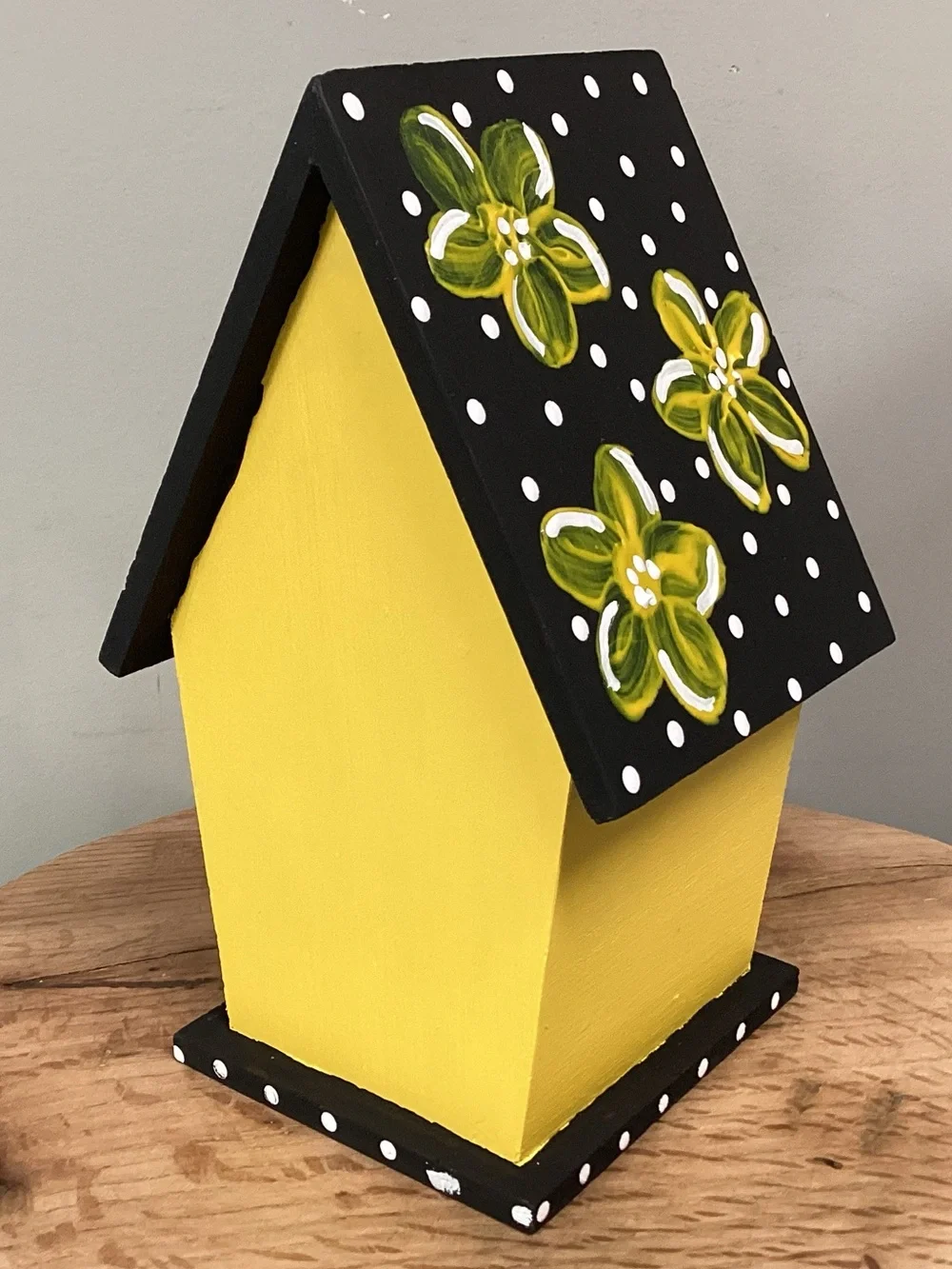 🟡 Hand Painted / Solid Wood & New - Beautiful Birdhouse with Floral Design